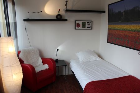 ruime 1 persoons kamer, met eigen badkamer